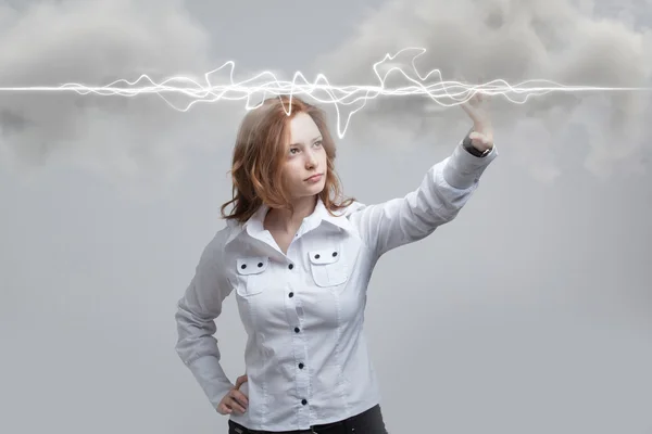 Az nő, ami a varázslat hatás - flash villám. A villamos energia magas energia fogalma. — Stock Fotó