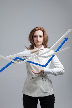 İş kadını ile büyüme Grafiği gri arka plan üzerinde çalışma