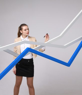 İş kadını ile büyüme Grafiği gri arka plan üzerinde çalışma