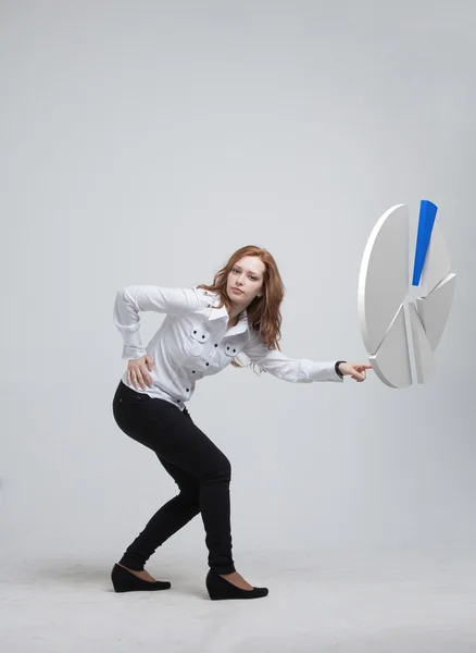 Frau zeigt ein Kuchendiagramm, Kreisdiagramm. Business Analytics Konzept. — Stockfoto