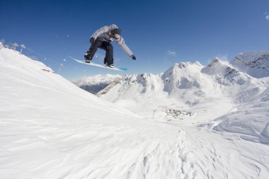 Kış Dağı'nda snowboard atlar.