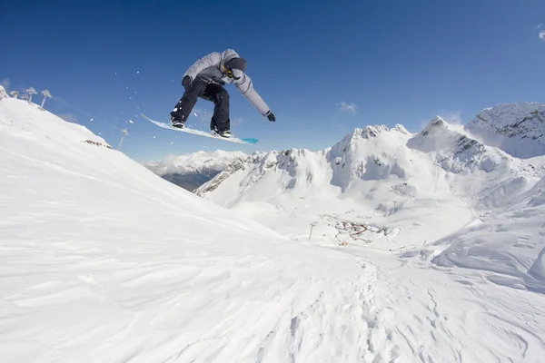 Snowboarder salta en la montaña de invierno . —  Fotos de Stock