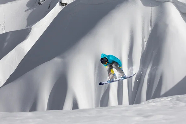 Snowboarder salta en la montaña de invierno . — Foto de Stock