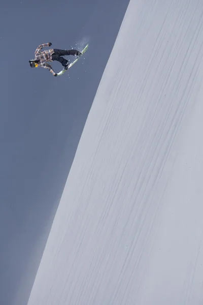 Snowboarder άλματα στο χειμερινό βουνό. — Φωτογραφία Αρχείου