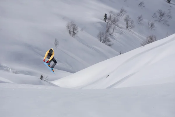Сноубордист стрибає на зимовій горі . — стокове фото