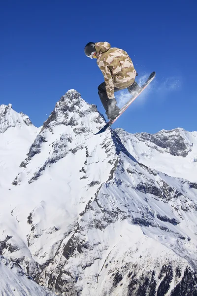 Snowboardåkare hoppar på Vinterberg. — Stockfoto