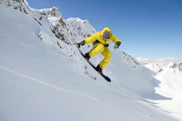 Snowboarder springt op winter mountain. — Stockfoto