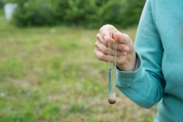 Zuiverheid watertest, vloeibare in laboratoriumglaswerk — Stockfoto