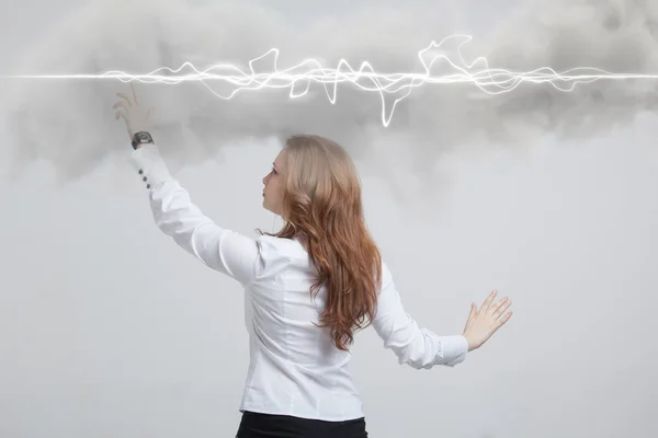 Женский волшебный эффект - вспышка молнии. Концепция электричества, высокая энергия . — стоковое фото