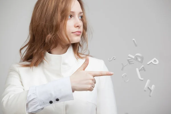 Mulher trabalhando com um conjunto de letras, escrevendo conceito . — Fotografia de Stock