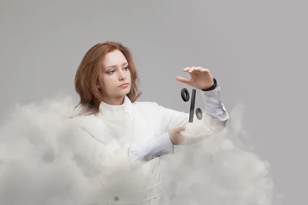 Mujer mostrando el símbolo del porcentaje. Depósito bancario o concepto de venta . — Foto de Stock