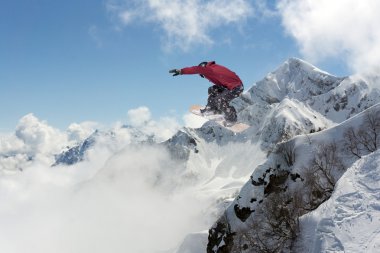 Kış Dağı'nda snowboard atlar.
