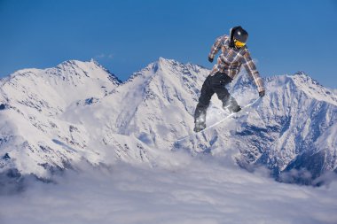 Kış Dağı'nda snowboard atlar.