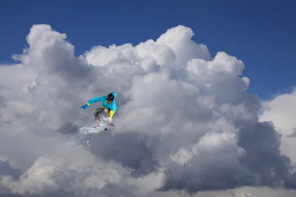 Snowboardzista skacze na zima góry. — Zdjęcie stockowe