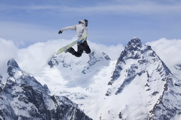 Snowboarder saute sur la montagne d'hiver . — Photo
