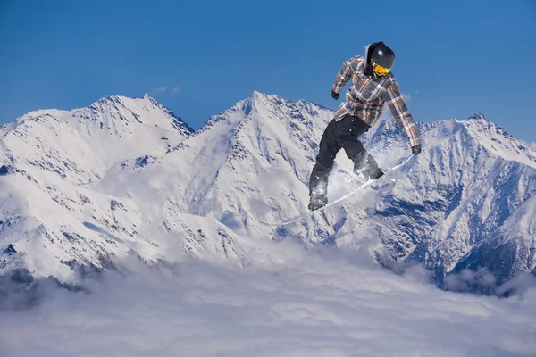Snowboarder άλματα στο χειμερινό βουνό. — Φωτογραφία Αρχείου