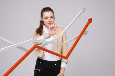 İş kadını ile büyüme Grafiği gri arka plan üzerinde çalışma