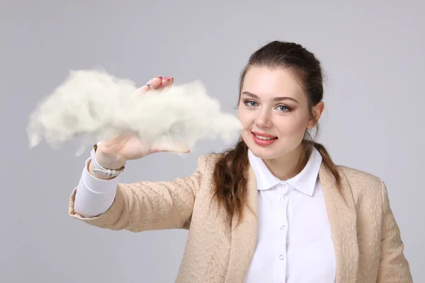 Jeune femme et nuages, concept de prévisions météorologiques . — Photo