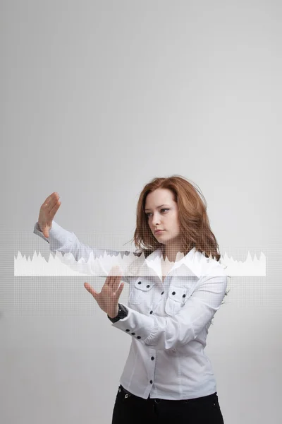 Mujer joven trabajando con gráfico gráfico. Tecnologías futuras para las empresas, concepto de mercado de valores —  Fotos de Stock