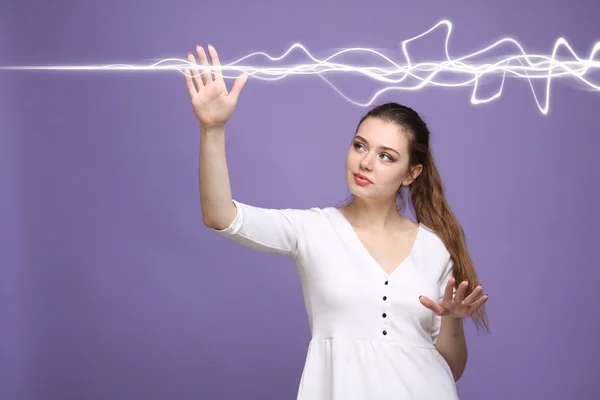 Kvinna att göra magiska effekt - flash lightning. Begreppet el, hög energi. — Stockfoto