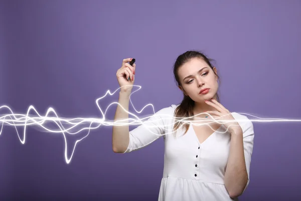 Mulher fazendo efeito mágico - relâmpago flash. O conceito de eletricidade, alta energia . — Fotografia de Stock