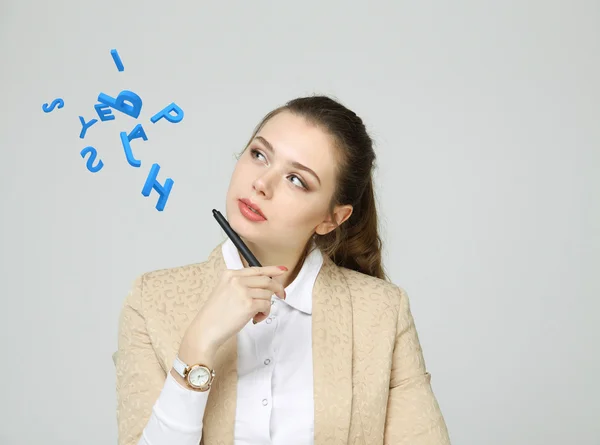 Mujer que trabaja con un conjunto de letras, concepto de escritura . — Foto de Stock