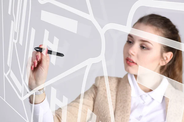 Tecnología del futuro, navegación, concepto de ubicación. Mujer mostrando pantalla transparente con mapa de navegador gps . — Foto de Stock