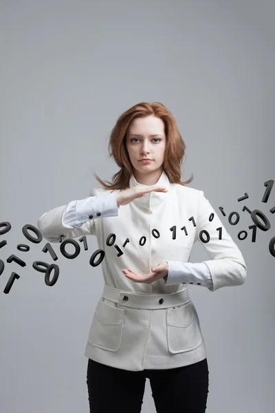 Vrouw die met binaire code, concept van digitale technologie werkt. — Stockfoto