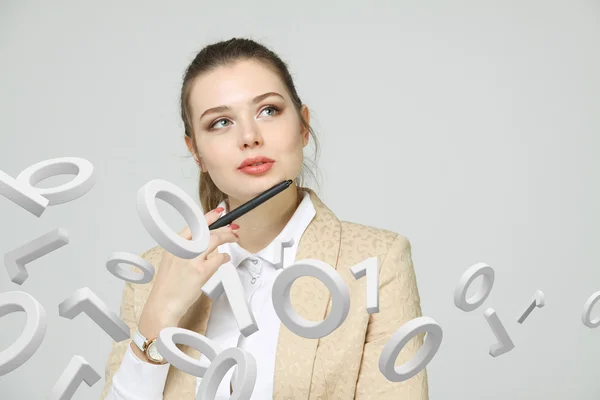 Frau, die mit binärem Code arbeitet, Konzept der digitalen Technologie. — Stockfoto