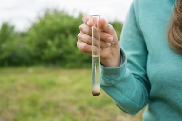 Wasserreinheitstest, Flüssigkeit in Laborgläsern — Stockfoto