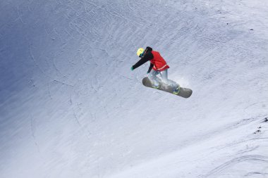 Dağlarda, aşırı spor atlama snowboarder.