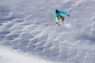 Dağlarda, aşırı spor atlama snowboarder.