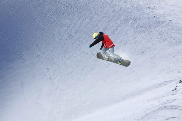 Snowboarder saltando en las montañas, deporte extremo . — Foto de Stock