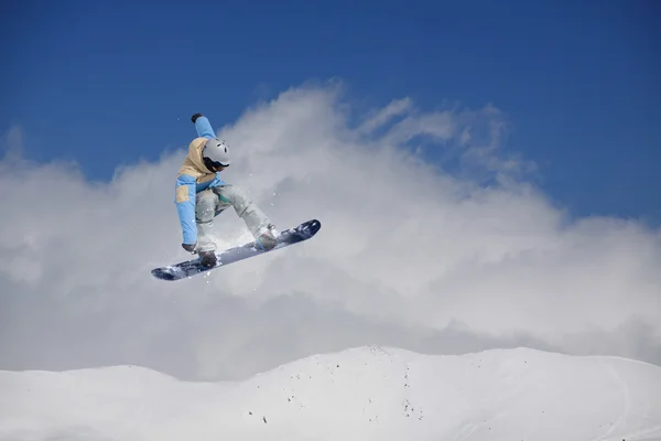 Snowboarder saltando en las montañas, deporte extremo . — Foto de Stock