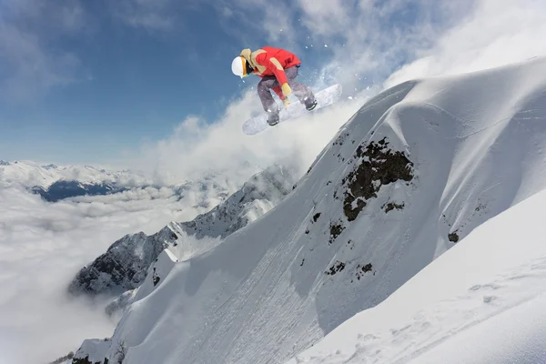 Snowboarder saut en montagne, sport extrême . — Photo