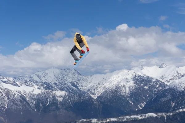 Dağlarda, aşırı spor atlama snowboarder. — Stok fotoğraf