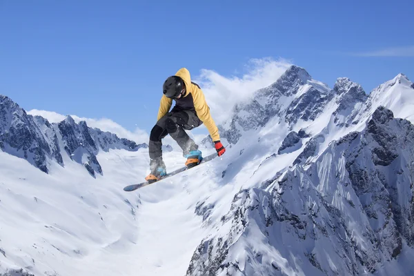 Сноубордист прыгает в горах, экстремальный спорт . — стоковое фото