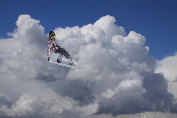 Snowboarder saut en montagne, sport extrême . — Photo