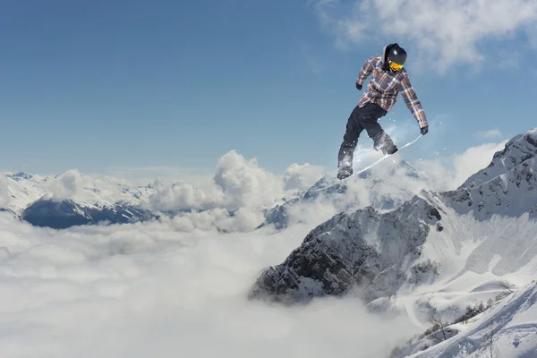 Snowboarder saltando em montanhas, esporte extremo . — Fotografia de Stock