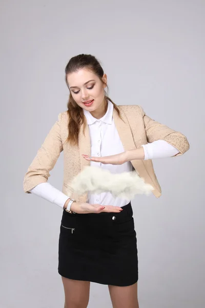 Mujer joven y nube, concepto de pronóstico del tiempo . — Foto de Stock