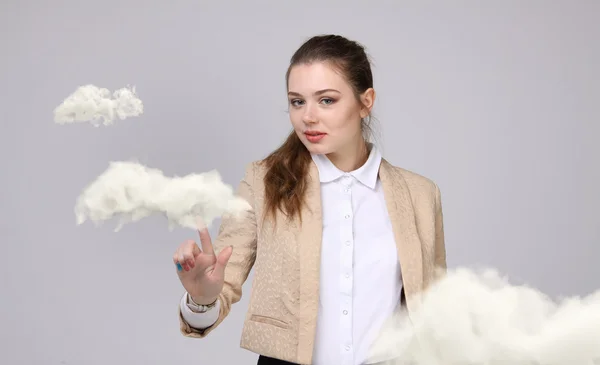 Jonge vrouw en cloud, weersvoorspelling concept. — Stockfoto