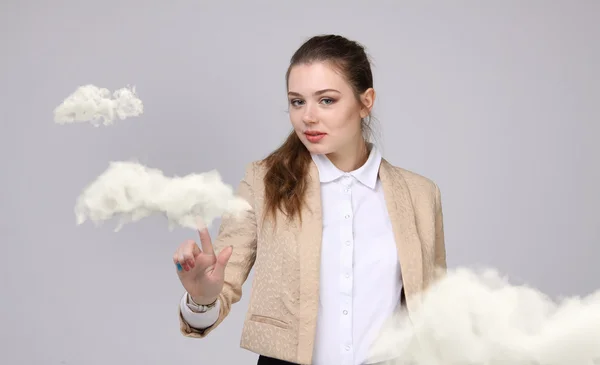 Junge Frau und Wolke, Wettervorhersagekonzept. — Stockfoto