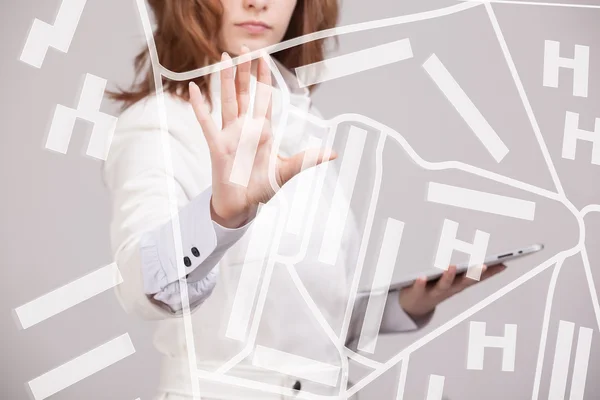 Tecnología del futuro, navegación, concepto de ubicación. Mujer mostrando pantalla transparente con mapa de navegador gps . — Foto de Stock