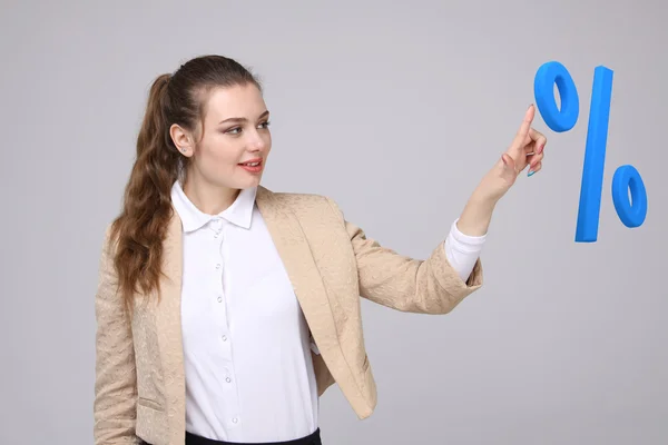 Mujer mostrando el símbolo del porcentaje. Depósito bancario o concepto de venta . — Foto de Stock