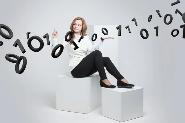 Donna che lavora con il codice binario, concetto di tecnologia digitale . — Foto Stock