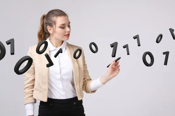 Vrouw die met binaire code, concept van digitale technologie werkt. — Stockfoto