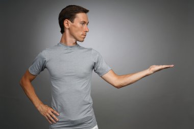 Avucunda bir şey tutan bir adam..