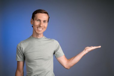 Avucunda bir şey tutan bir adam..