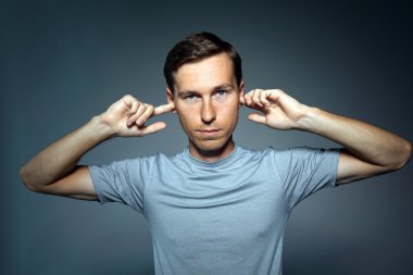 Genç adam onun kulaklarını parmak ile durdu.