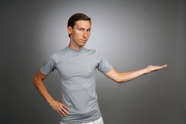 Avucunda bir şey tutan bir adam..